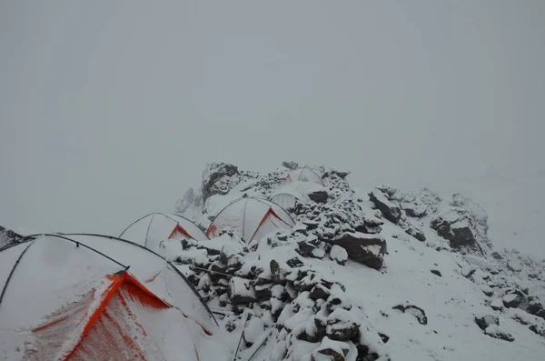 Эльбрус из базового лагеря в тумане — стоковое фото