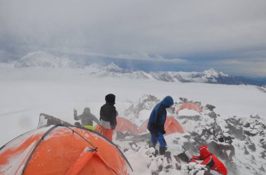 Siste temel kampından Elbruz Dağı