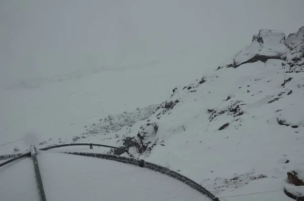 Monte Elbrus dal campo base nella nebbia — Foto Stock