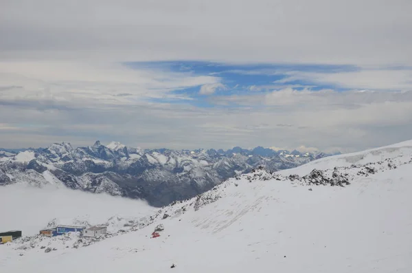 Mount Elbrus from the base camp in the fog — Stock Photo, Image