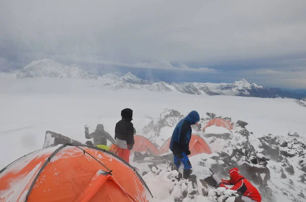 Elbrusz az alaptáborba, a ködben Stock Kép