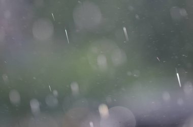 Siyah cam üzerinde yağmur damlaları