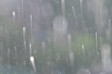 Siyah cam üzerinde yağmur damlaları