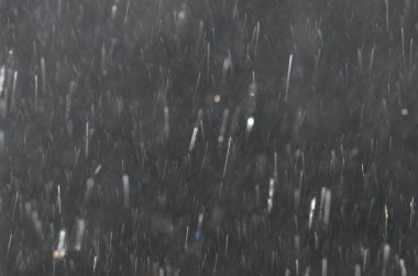 Siyah cam üzerinde yağmur damlaları