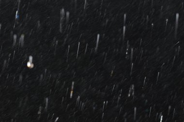 Siyah cam üzerinde yağmur damlaları