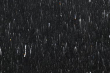 Siyah cam üzerinde yağmur damlaları
