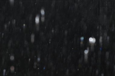 Siyah cam üzerinde yağmur damlaları