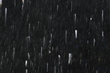Siyah cam üzerinde yağmur damlaları