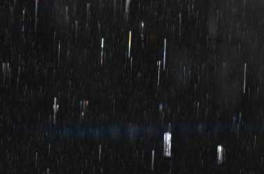Siyah cam üzerinde yağmur damlaları