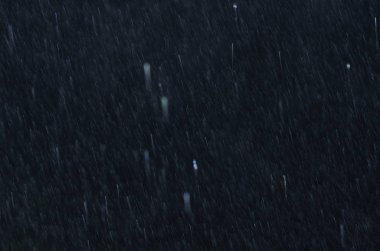 Siyah cam üzerinde yağmur damlaları