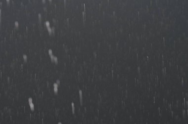 Siyah cam üzerinde yağmur damlaları