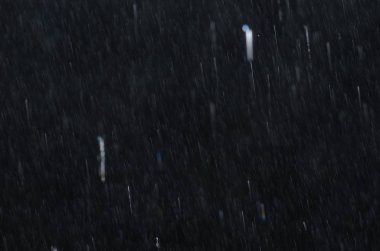 Siyah cam üzerinde yağmur damlaları