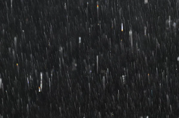 Siyah cam üzerinde yağmur damlaları