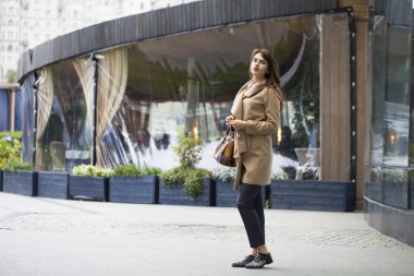 Bej bir palto bir genç güzel kadın portresi 