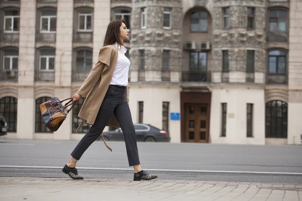 Retrato de una joven hermosa mujer en abrigo beige — Foto de Stock