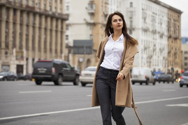 Bej bir palto bir genç güzel kadın portresi — Stok fotoğraf