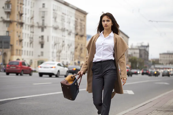 Portrait d'une jeune belle femme en manteau beige — Photo