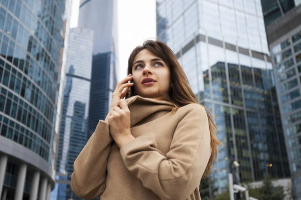 Fiatal barna nő hívása telefonon — Stock Fotó