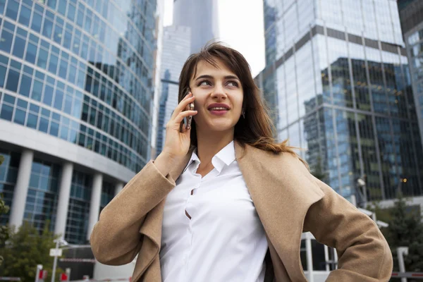 Mladá bruneta žena volá po telefonu — Stock fotografie