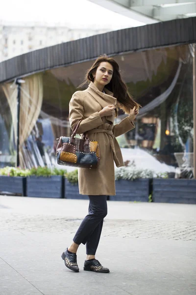 Portrait d'une jeune belle femme en manteau beige — Photo