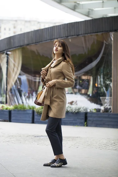 베이지색 코트에 아름 다운 젊은 여자의 초상화 — 스톡 사진