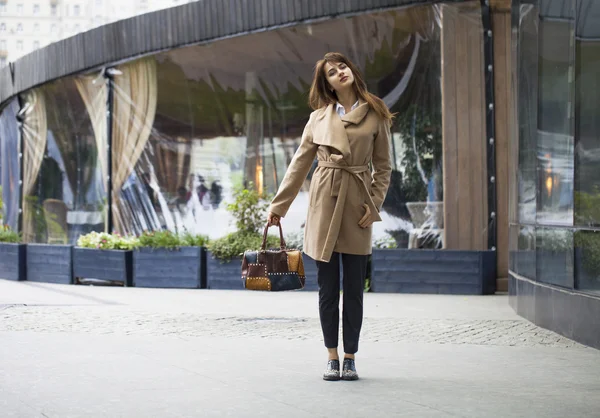 Portrait d'une jeune belle femme en manteau beige — Photo