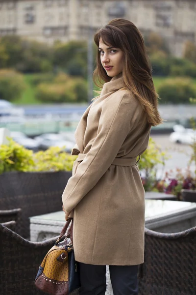 Ritratto di una giovane bella donna in cappotto beige — Foto Stock