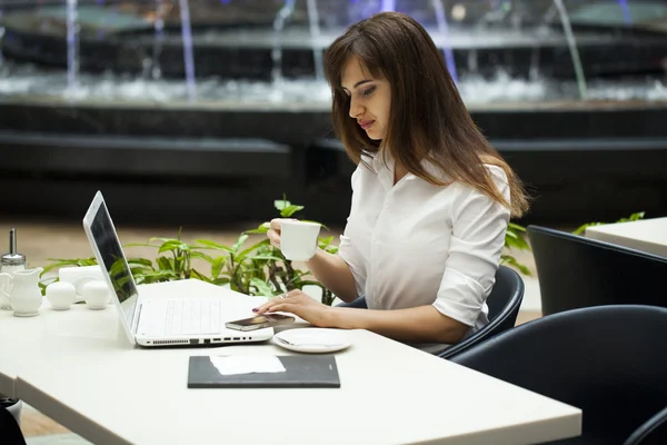 Junge schöne Geschäftsfrau trinkt Kaffee — Stockfoto