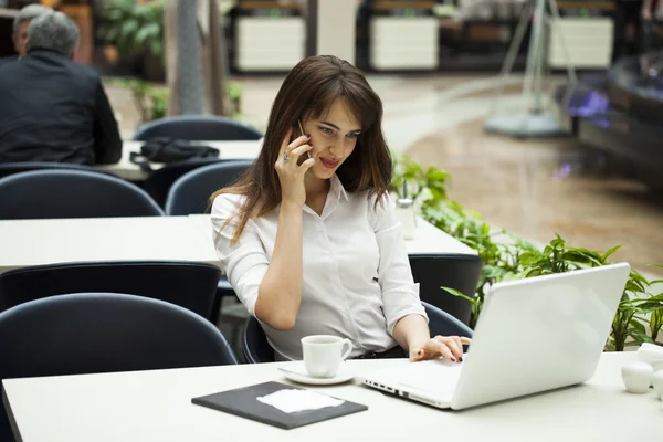 Joven hermosa mujer de negocios llamando por teléfono — Foto de Stock