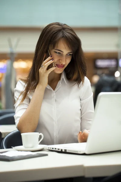 Jonge mooie zakenvrouw bellen via de telefoon — Stockfoto