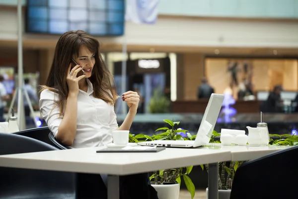 Jovem bela mulher de negócios chamando por telefone — Fotografia de Stock