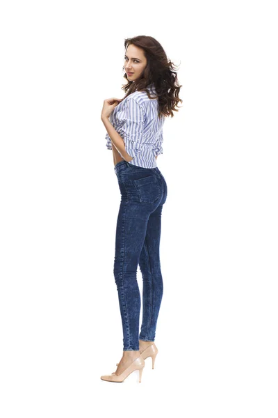Mladá krásná brunetka žena v modrých kalhotách — Stock fotografie