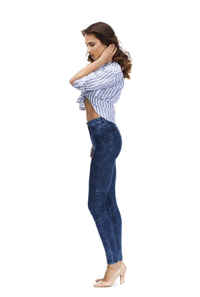 Giovane bella donna bruna in jeans blu — Foto Stock