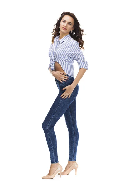 Joven hermosa morena mujer en jeans azules — Foto de Stock