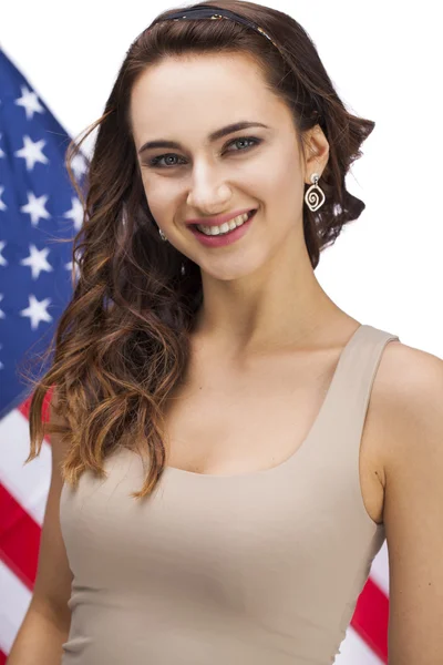 Mujer joven feliz en un fondo de la bandera americana — Foto de Stock