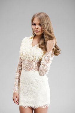 Seksi elbiseli genç sarışın Bayan