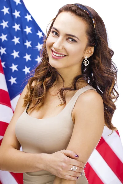 Szczęśliwa młoda kobieta na tle flagi amerykańskiej — Zdjęcie stockowe
