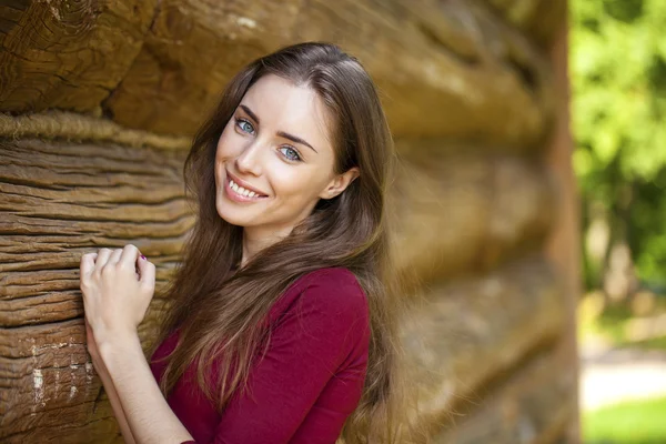 Portrait de belle jeune femme — Photo