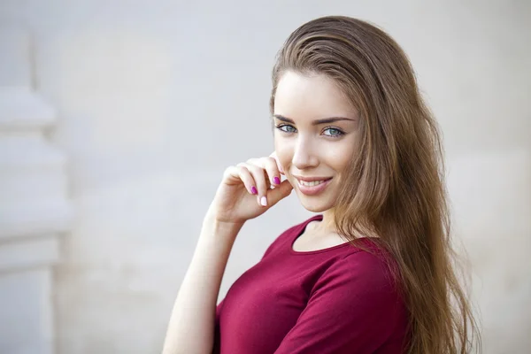 Nahaufnahme Porträt einer glücklichen jungen Frau, die lächelt — Stockfoto