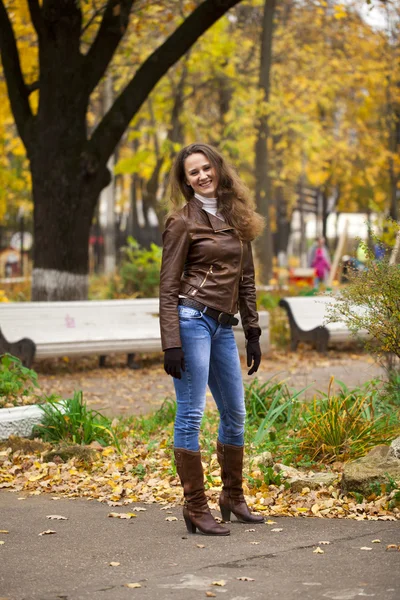 Image de mode d'automne de la jeune femme marchant dans le parc — Photo