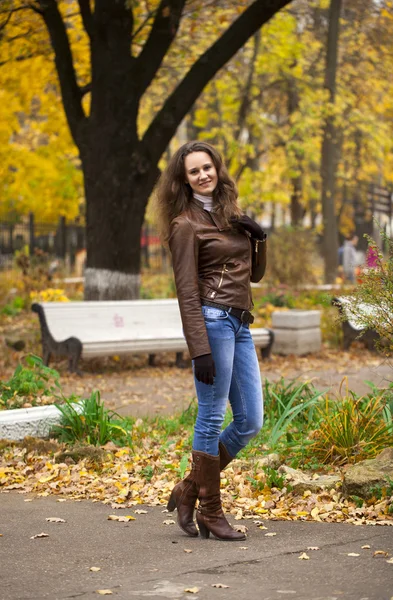 Autunno immagine di moda di giovane donna che cammina nel parco — Foto Stock