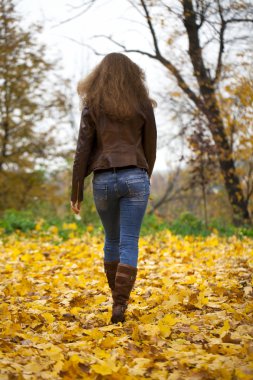 Sonbahar moda görüntü genç kadın parkta yürüyüş