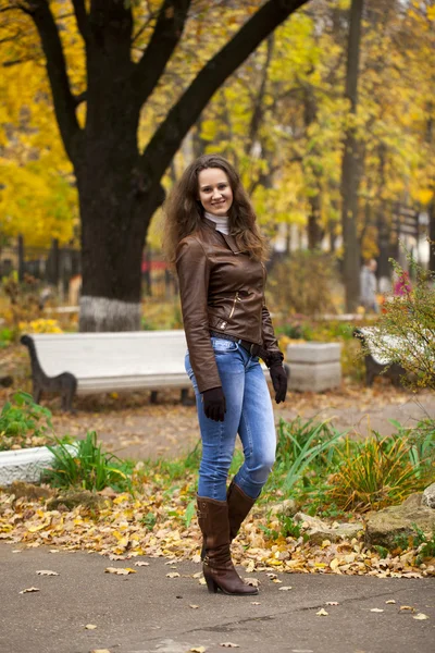 Imagen de moda otoñal de una joven caminando por el parque —  Fotos de Stock