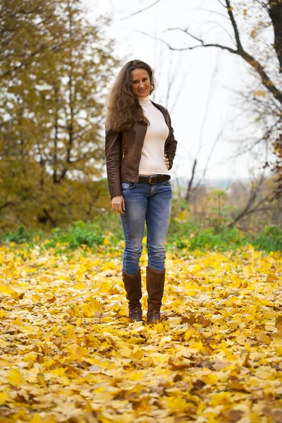 Herfst mode beeld van jonge vrouw wandelen in het park — Stockfoto