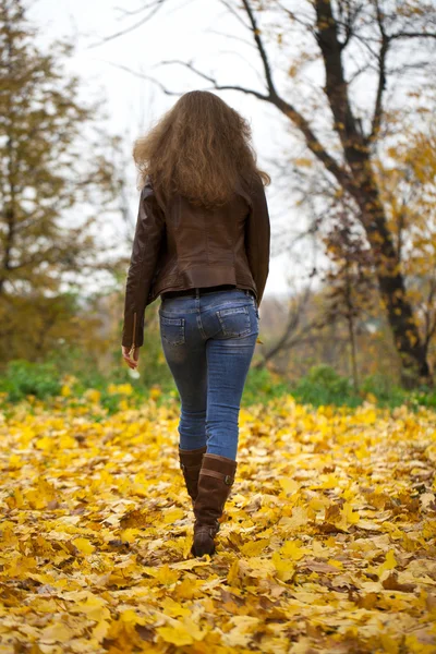 Jesienna moda obraz młoda kobieta spaceru w parku — Zdjęcie stockowe
