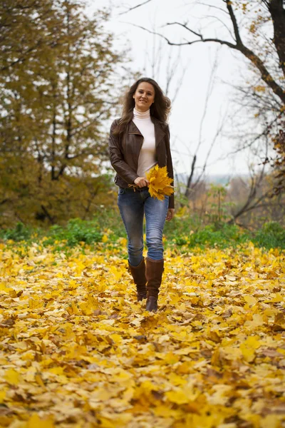 Podzimní móda podobu mladé ženy, procházky v parku — Stock fotografie