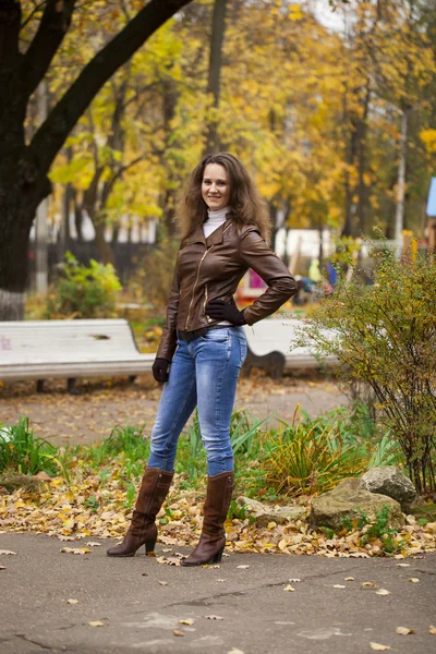 Autunno immagine di moda di giovane donna che cammina nel parco — Foto Stock