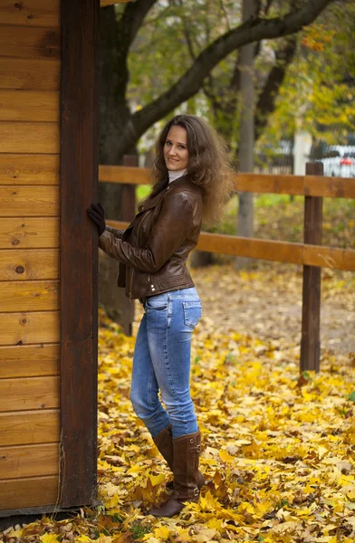 Őszi divat kép a fiatal nőt, sétál a parkban — Stock Fotó