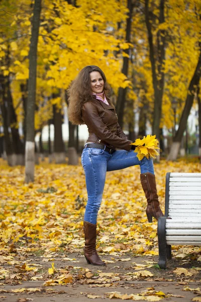 Осенний модный образ молодой женщины, гуляющей в парке — стоковое фото