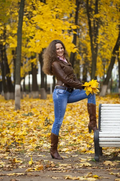 Herfst mode beeld van jonge vrouw wandelen in het park — Stockfoto